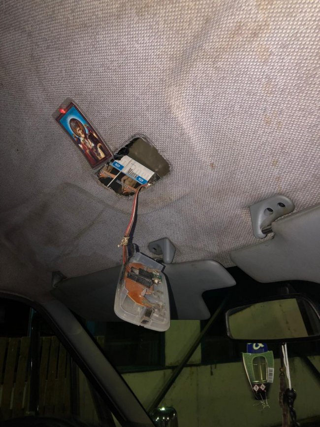 У пункті «Доманове» чоловік позбувся автівки через контрабандні цигарки. ФОТО