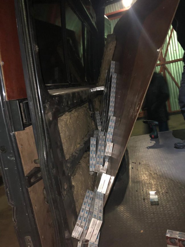 У пункті «Доманове» чоловік позбувся автівки через контрабандні цигарки. ФОТО