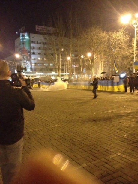 Донецькі сепаратисти обстріляли українських активістів петардами. ФОТО