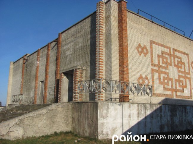 У селищі на Волині колишній кінотеатр перетворюється на руїни. ФОТО