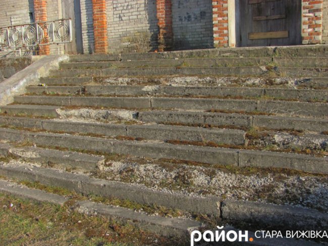 У селищі на Волині колишній кінотеатр перетворюється на руїни. ФОТО