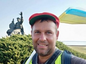 Заради єднання: волинський волонтер пішки здолав 800 кілометрів