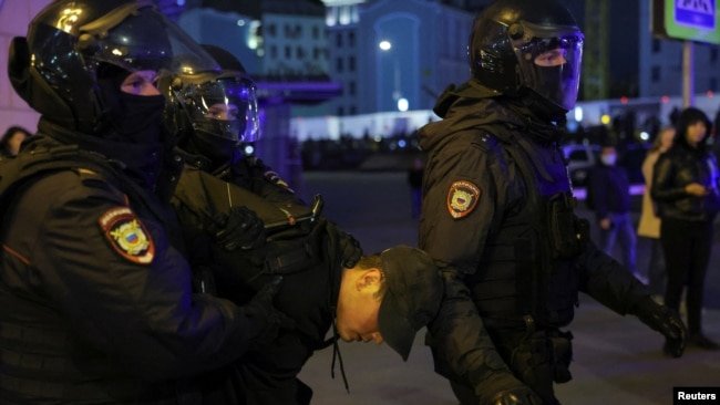 За участь у мітингах проти мобілізації в Росії затримали до тисячі людей