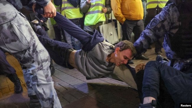 За участь у мітингах проти мобілізації в Росії затримали до тисячі людей