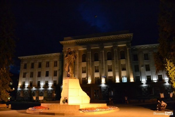 Завдяки підсвітці головний корпус СНУ виглядає краще, ніж вдень