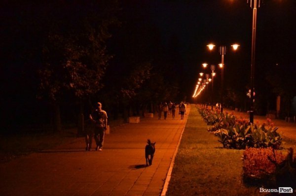 Серед лучан досить багато охочих погуляти у Центральному парку при світлі ліхтарів