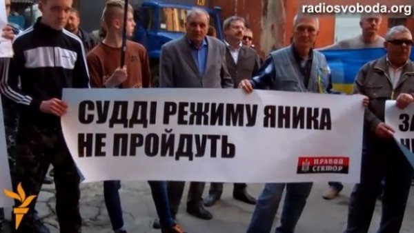 У Дніпропетровську суддю закидали яйцями. ФОТО