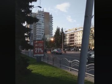 У центрі Луцька заіскрила і задимілася тролейбусна лінія. ВІДЕО