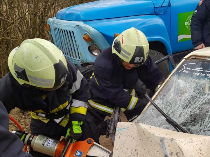 Під час аварії на Волині рятувальники деблокували водія автівки