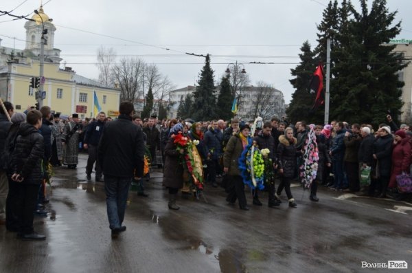 «Герої не вмирають!», – у Луцьку провели в останню путь майданівця. ФОТО. ВІДЕО