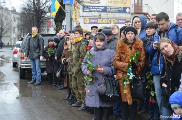 «Герої не вмирають!», – у Луцьку провели в останню путь майданівця. ФОТО. ВІДЕО