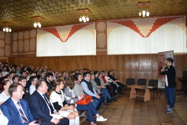 Телеведучий Олександр Педан влаштував тренінг для луцьких вчителів. ФОТО