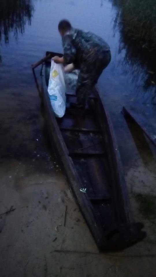 На Волині небайдужі рибалки здали браконьєра, який ловив рибу сіткою з човна. ФОТО