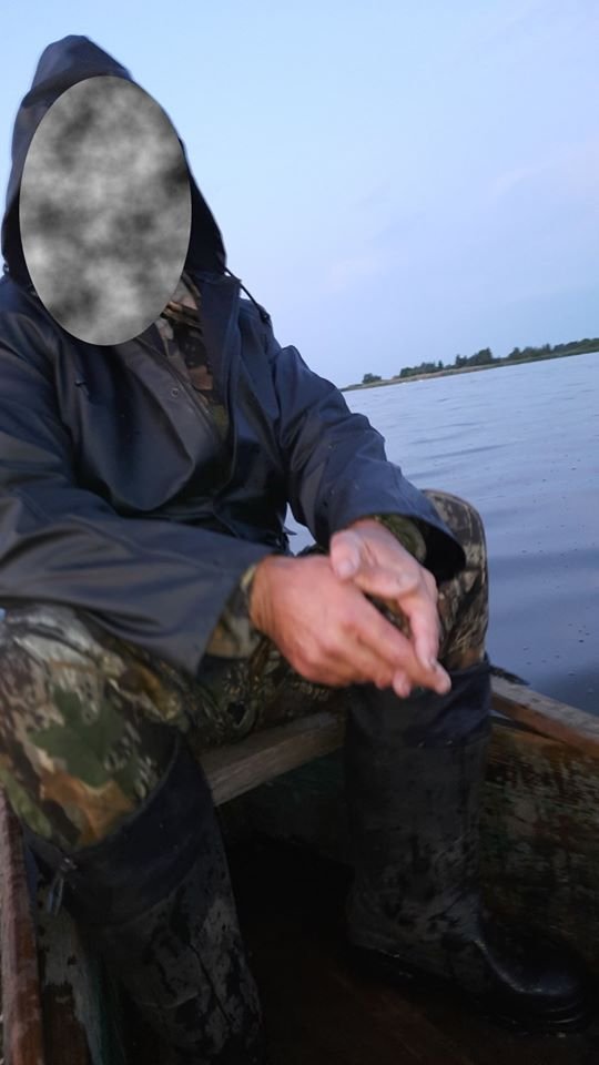 На Волині небайдужі рибалки здали браконьєра, який ловив рибу сіткою з човна. ФОТО