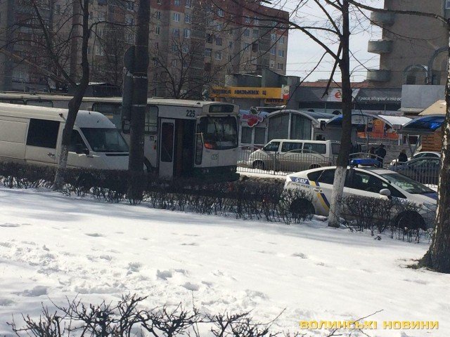 У Луцьку – величезний затор через аварію. ФОТО