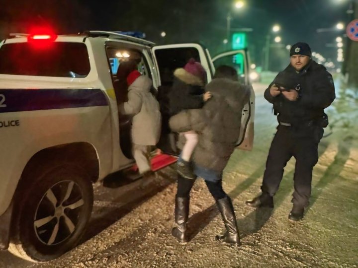 У Луцьку патрульні допомогли замінити пошкоджене колесо