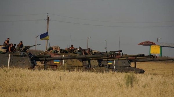 Стрілянина, вибухи, дим. Фото з передової