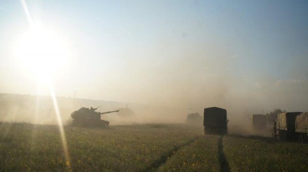 Стрілянина, вибухи, дим. Фото з передової