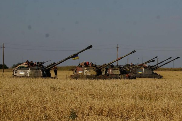 Стрілянина, вибухи, дим. Фото з передової