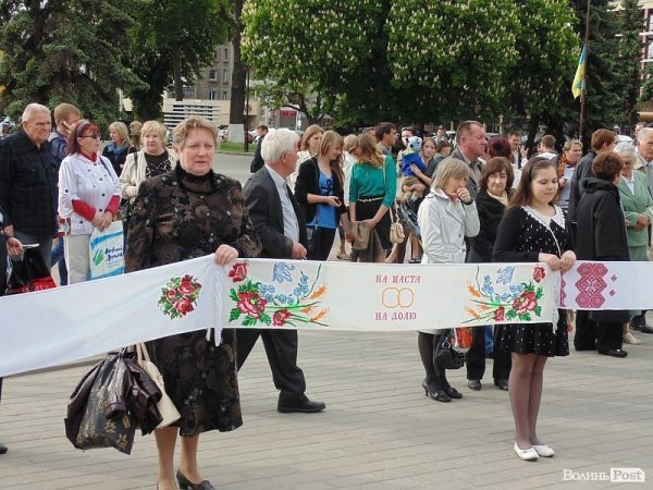 «Єдина країна»: флешмоб у центрі Луцька. ФОТО
