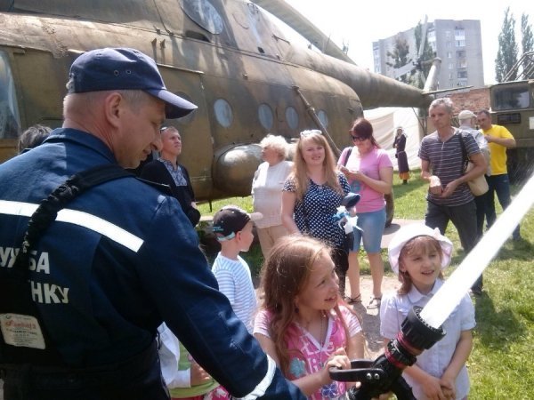 У Луцьку  дітей вчили гасити пожежі та збирати зброю. ФОТО