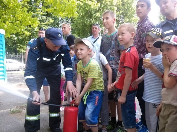 У Луцьку  дітей вчили гасити пожежі та збирати зброю. ФОТО