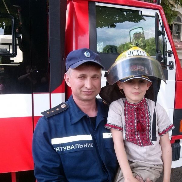 У Луцьку  дітей вчили гасити пожежі та збирати зброю. ФОТО