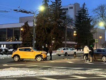 В центрі Луцька сталася ДТП за участі трьох машин