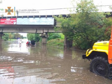 У Луцьку внаслідок негоди підтопило дев`ять вулиць та чотири медзаклади. ВІДЕО