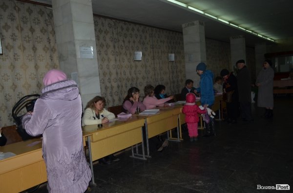 Вибори у Луцьку: до обіду спостерігали невисоку явку виборців. ФОТО