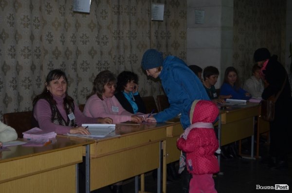 Вибори у Луцьку: до обіду спостерігали невисоку явку виборців. ФОТО