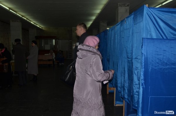 Вибори у Луцьку: до обіду спостерігали невисоку явку виборців. ФОТО