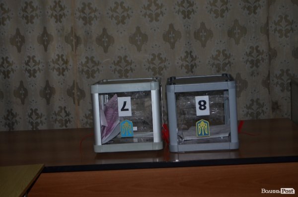 Вибори у Луцьку: до обіду спостерігали невисоку явку виборців. ФОТО