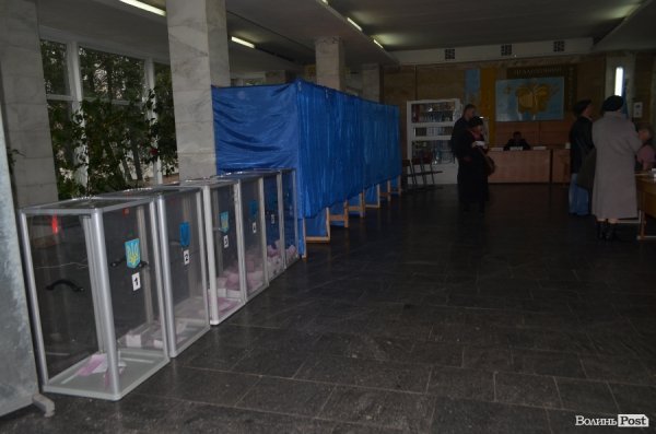 Вибори у Луцьку: до обіду спостерігали невисоку явку виборців. ФОТО