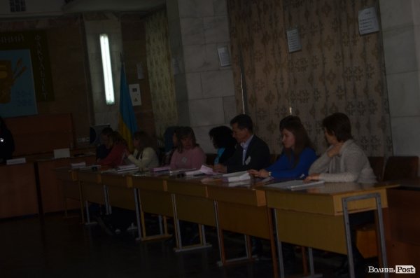 Вибори у Луцьку: до обіду спостерігали невисоку явку виборців. ФОТО