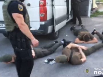 Їхали «охороняти дільниці»: під Києвом зупинили автобуси з підозрілими чоловіками. ВІДЕО