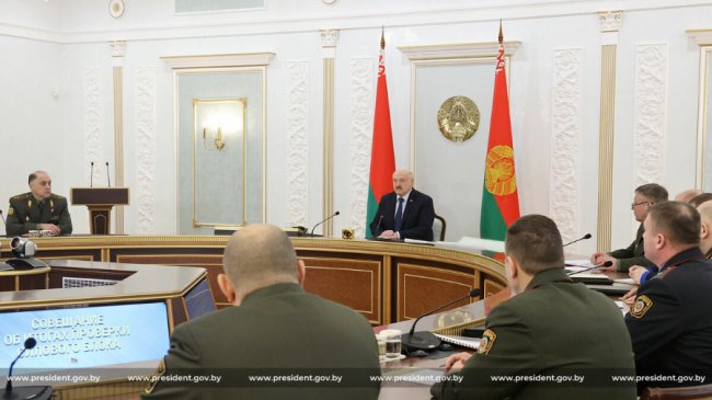 Лукашенко обговорив з військовими та силовиками переміщення військ біля України