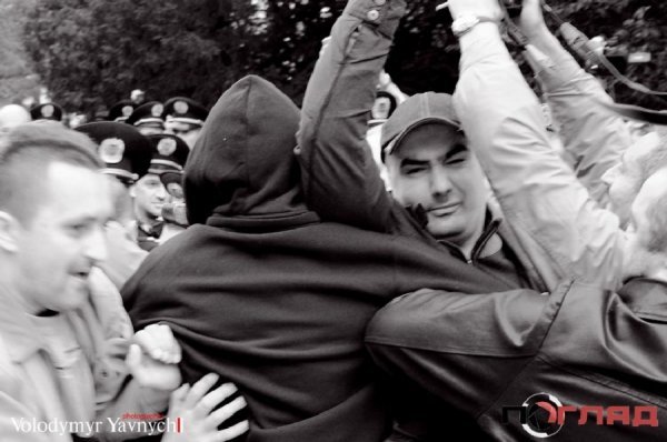 У Тернополі в День Перемоги «скрутили» свободівців. ФОТО. ВІДЕО