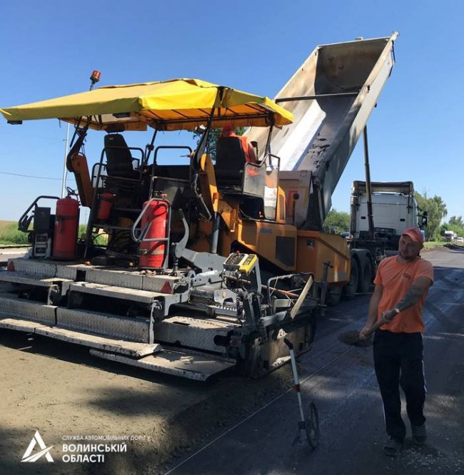 Триває ремонт частини дороги Луцьк-Рівне. ФОТО