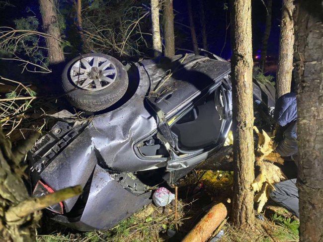 На Волині авто злетіло у кювет та застрягло між деревами: водія деблокували