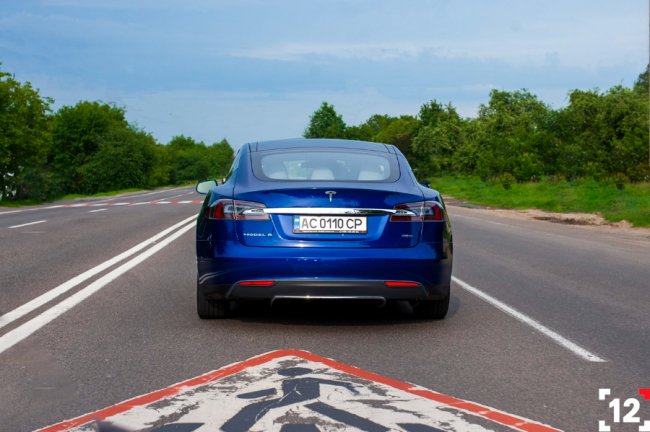 У Луцьку відкривають сервіс з продажу електрокарів «Любе Авто». Тест-драйв Tesla*