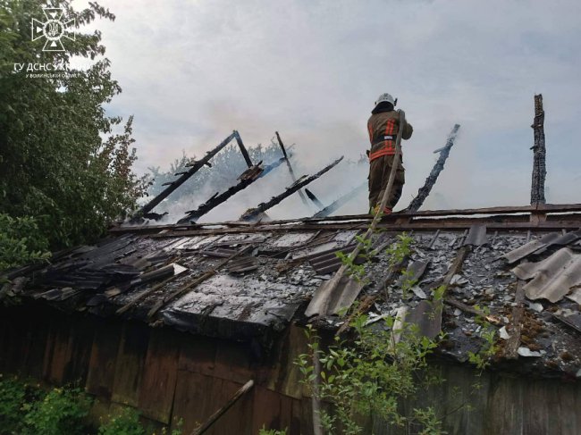На Волині горіли житловий будинок та господарські споруди