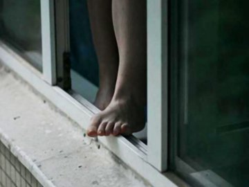 Випала з вікна: син загиблої лучанки розповів, що жінка мала ознаки психічної хвороби