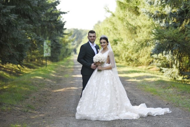 Там, де народжуються ліси: луцькі молодята влаштували фотосесію у селекційному центрі. ФОТО