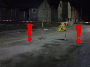 У Володимирі автівка ледь не впала у 4-метрову яму, де проводили роботи