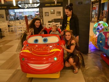 У «PremierCity» розважалися «Дикі предки»