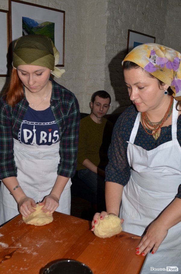 У Луцьку випікали хліб під музику. ФОТО
