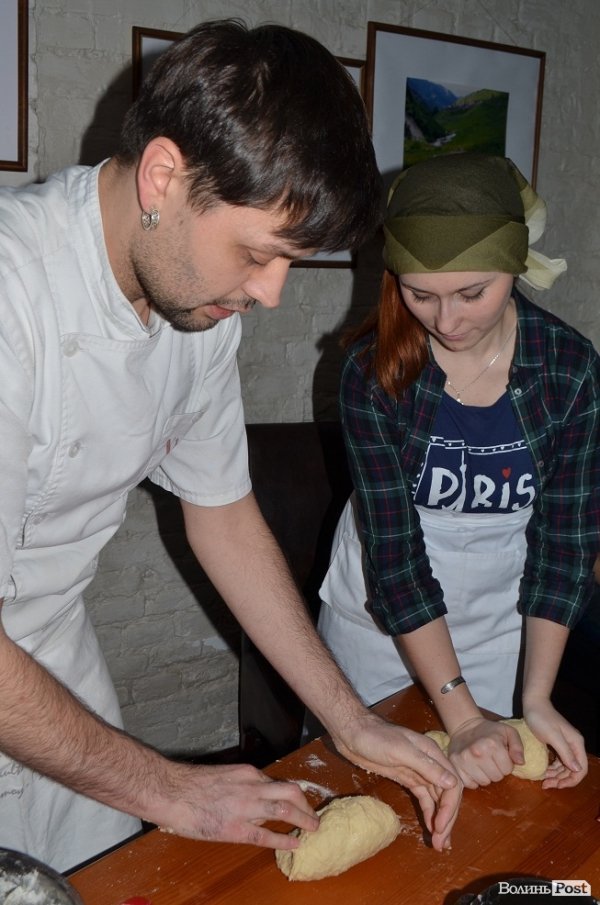 У Луцьку випікали хліб під музику. ФОТО