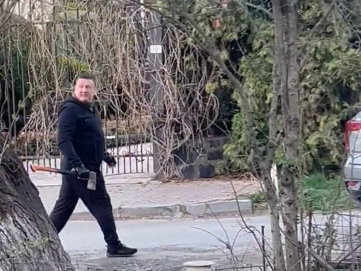 Стало відомо ім'я чоловіка, який трощив авто з сокирою у Луцьку: де він зараз