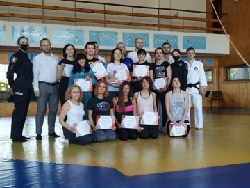 Запобігти нападу та усунути загрозу: лучанки навчалися курсам самооборони